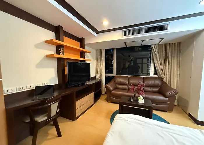 Sukhumvit 13 Near Bts Nana Gym, Pool Netflix Bangkok